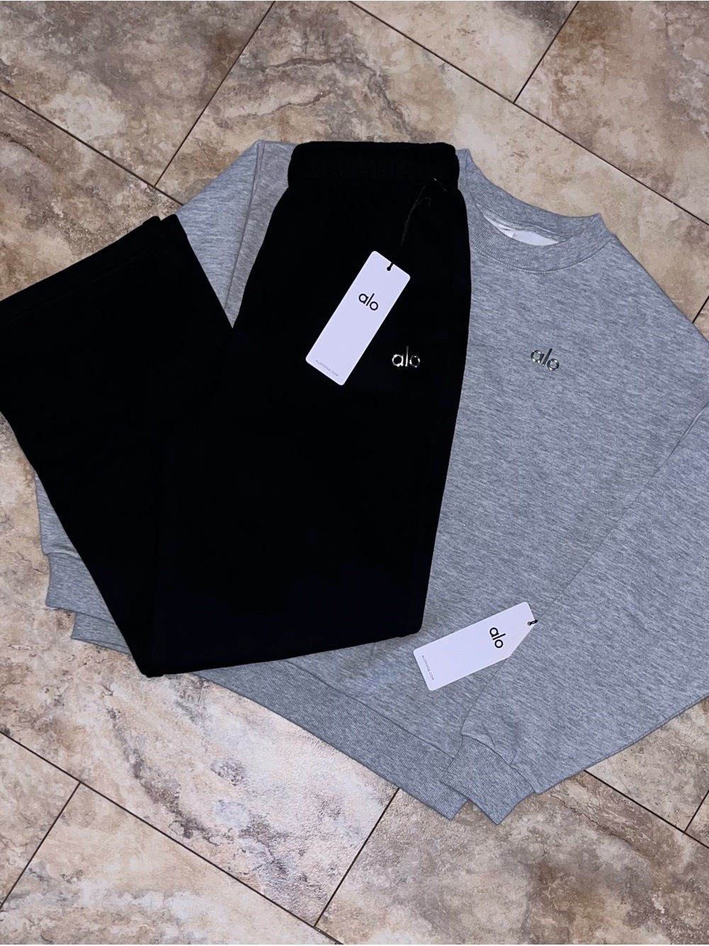 Alo Yoga Accolade Crew Neck Pullover & Straight Leg Sweatpants Set Black/Grey M